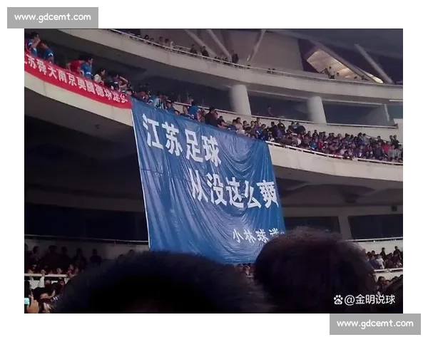 苏超现象:当纯粹足球点燃全民狂欢 苏超现象:当纯粹足球点燃全民狂欢