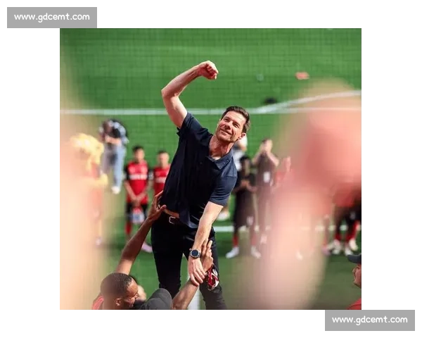 阿隆索皇马首秀温情时刻：爱妻助阵，伯纳乌见证新章