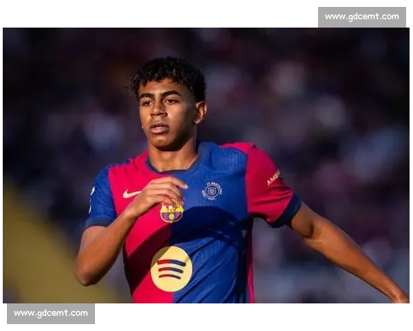 巴萨 10 号新王登基!父亲盛赞:亚马尔远不止于此,未来将书写传奇